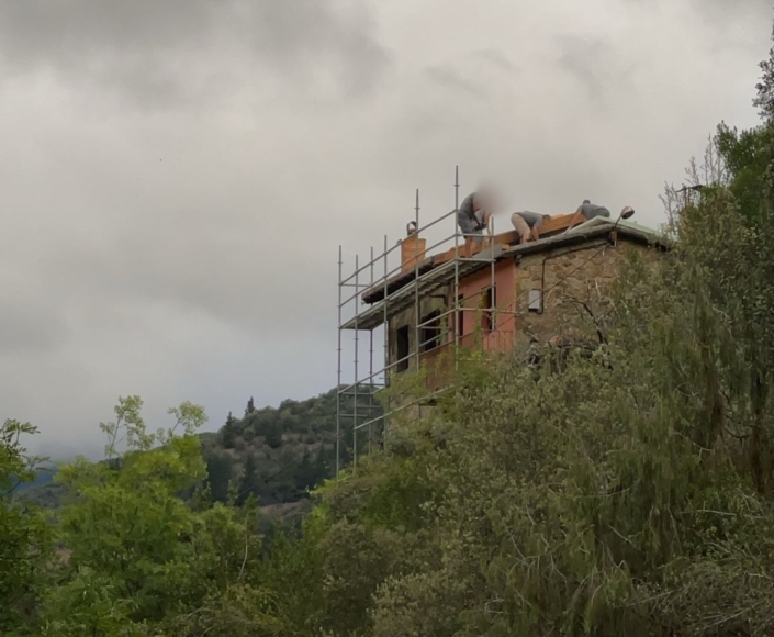 TRABAJOS OBRA CIVIL, TRABAJO DE RIESGO EN TEJADO SIN MEDIDAS PRL Y EPIS